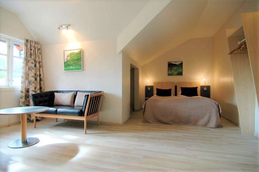 Ein Schlafzimmer mit zwei Betten und einem Couchtisch