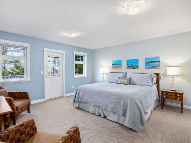 Ein Schlafzimmer mit blauen Wänden und einem großen Bett