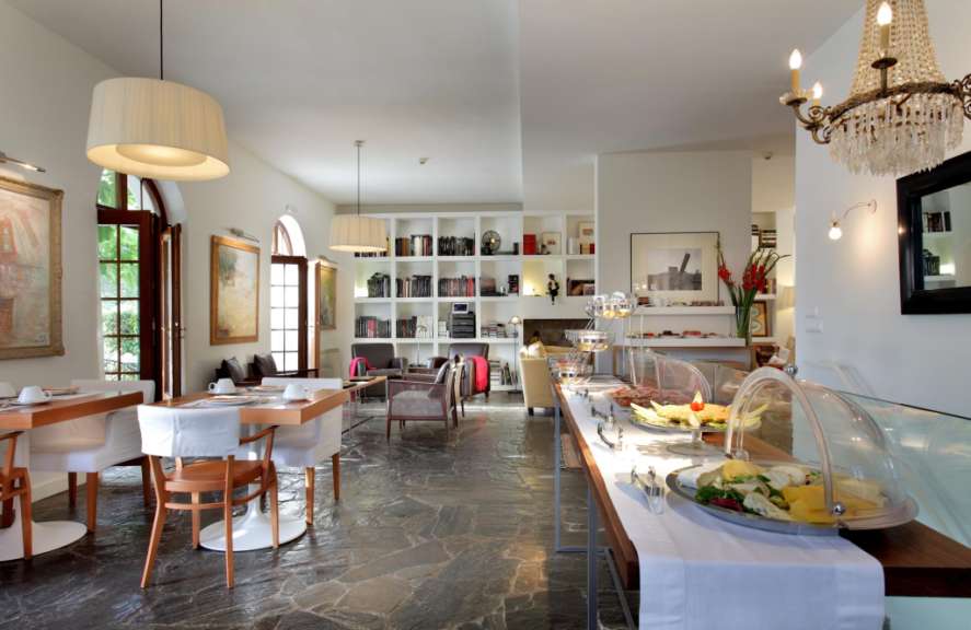 Ein Esszimmer mit Tischen und Stühlen und einem Buffet