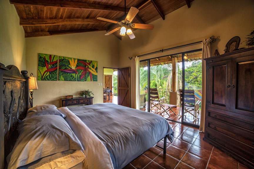 Ein Schlafzimmer mit einem Bett und einem Deckenventilator