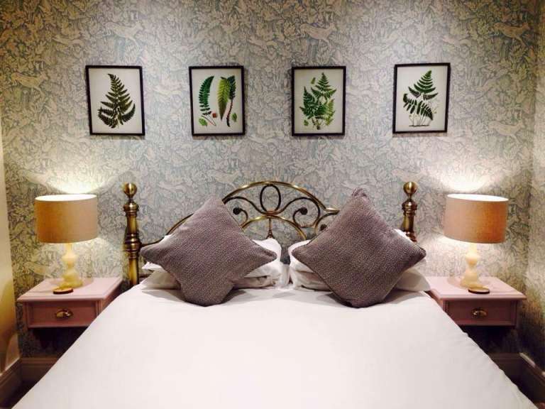 Ein Schlafzimmer mit einem Bett und zwei Nachttischen