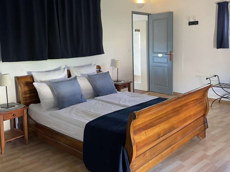 Ein Schlafzimmer mit einem Bett und zwei Nachttischen