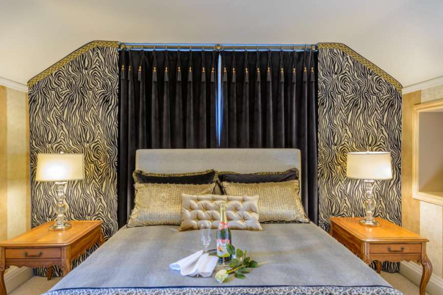 Ein Schlafzimmer mit einem Bett und zwei Nachttischen