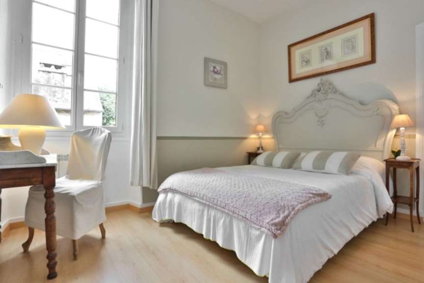 Ein Schlafzimmer mit einem Bett und einem Schreibtisch