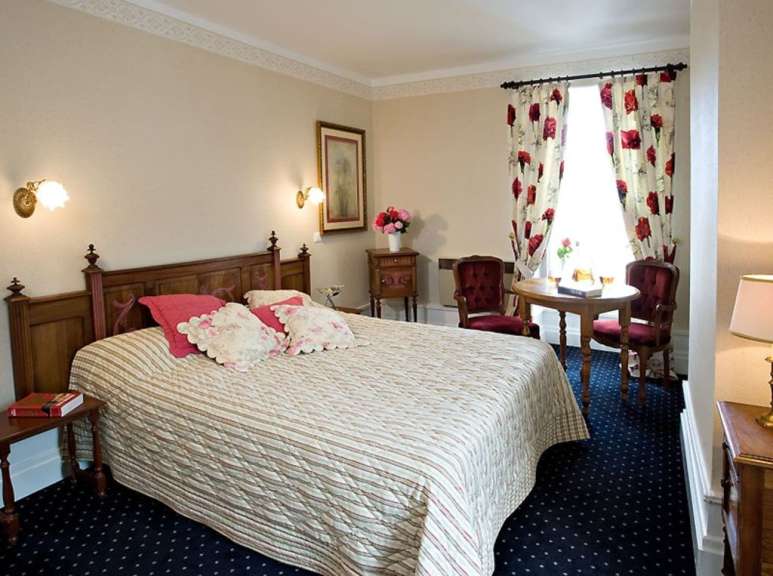 Ein Schlafzimmer mit einem Bett und einem Tisch