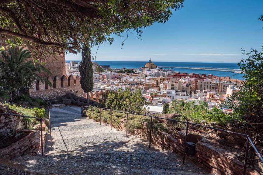 Eine Treppe führt hinunter zu einer Stadt mit Blick auf das Meer