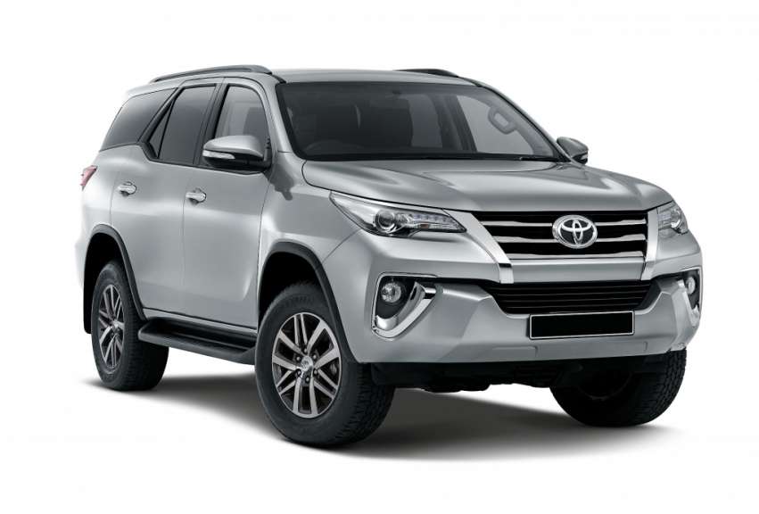 Ein silberner toyota suv steht auf weißem hintergrund