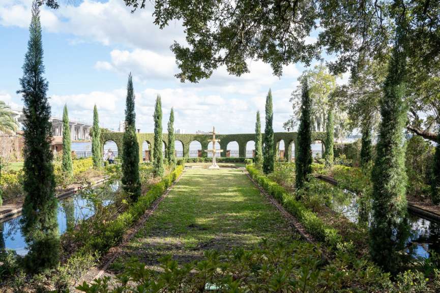 Ein Garten mit vielen Bäumen und einem Teich