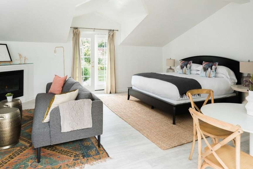 Ein Schlafzimmer mit einem Bett, einem Couchtisch und einem Kamin