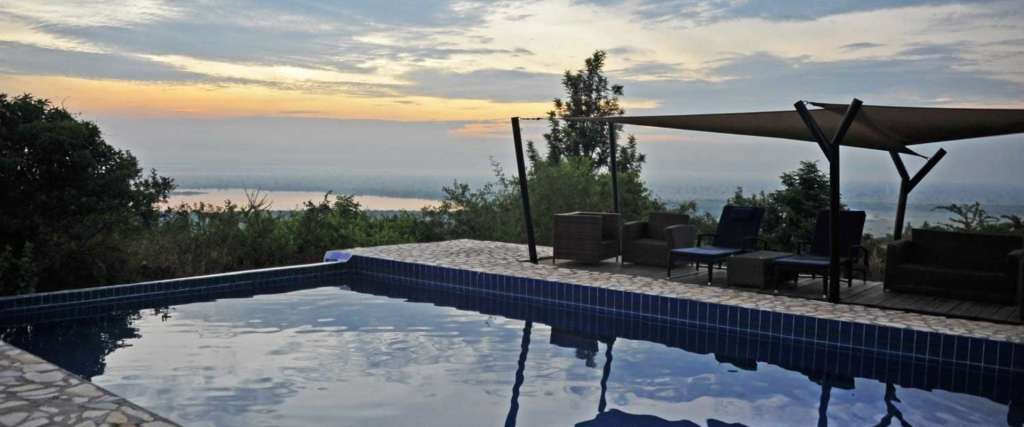 Ein Swimmingpool mit Blick auf einen See