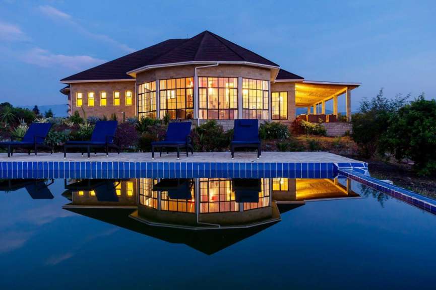 Ein großes Haus spiegelt sich in einem Pool