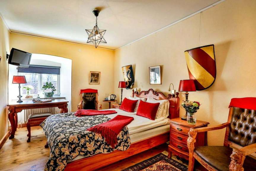 Ein Schlafzimmer mit einem Bett und einem Stuhl