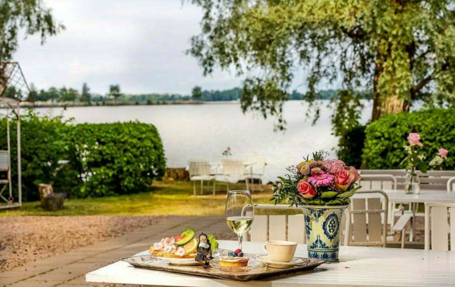 Ein Tisch mit einem Tablett mit Essen und einem Glas Wein darauf