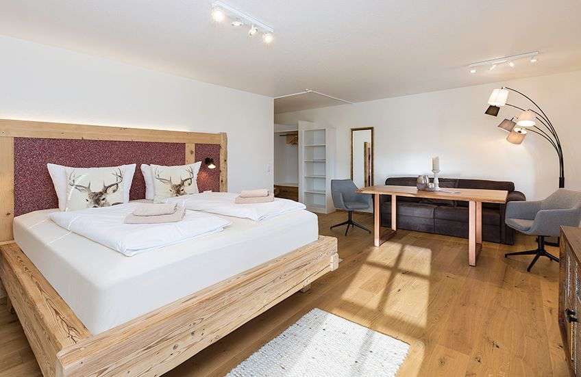 Ein Schlafzimmer mit einem Bett und einem Tisch