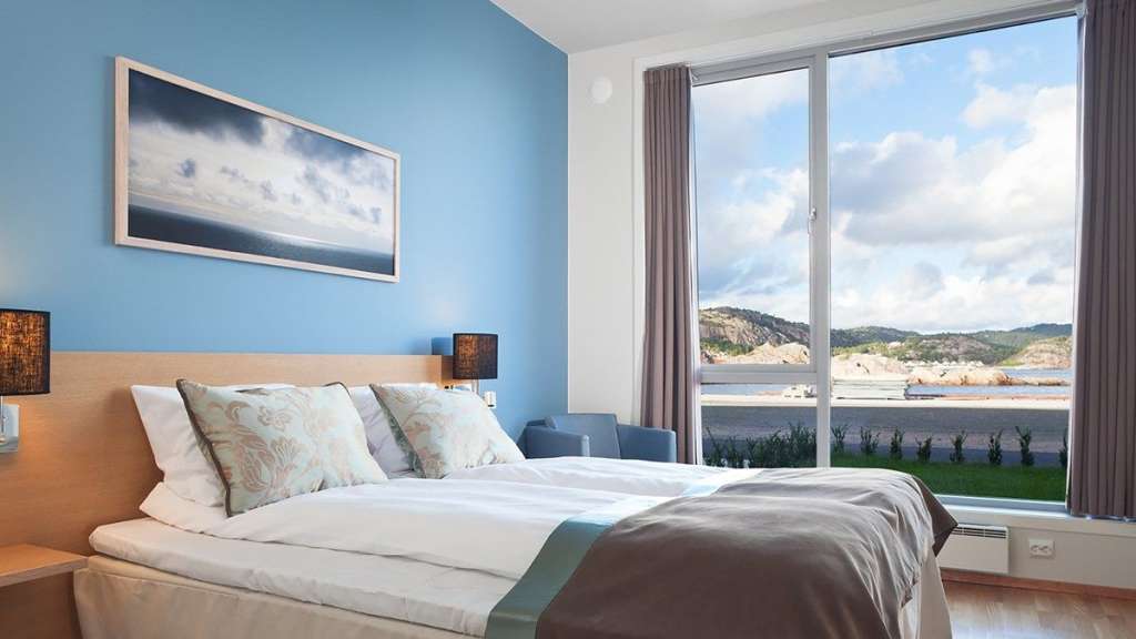 Ein Hotelzimmer mit zwei Betten und einem großen Fenster