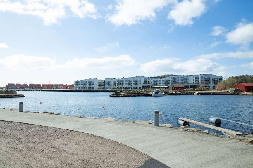 Ein Boot liegt in einem Hafen vor einem Gebäude