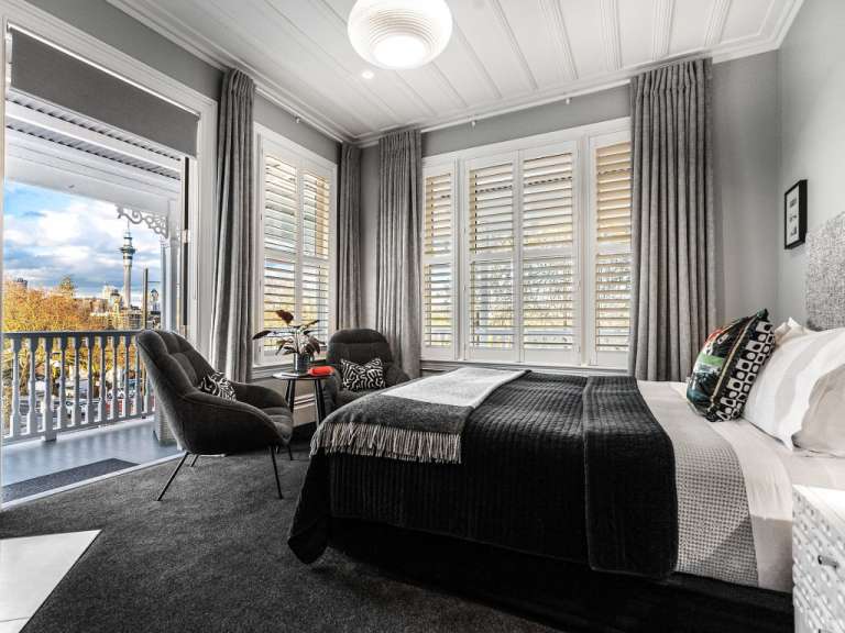 Ein Schlafzimmer mit einem Bett und einem Stuhl