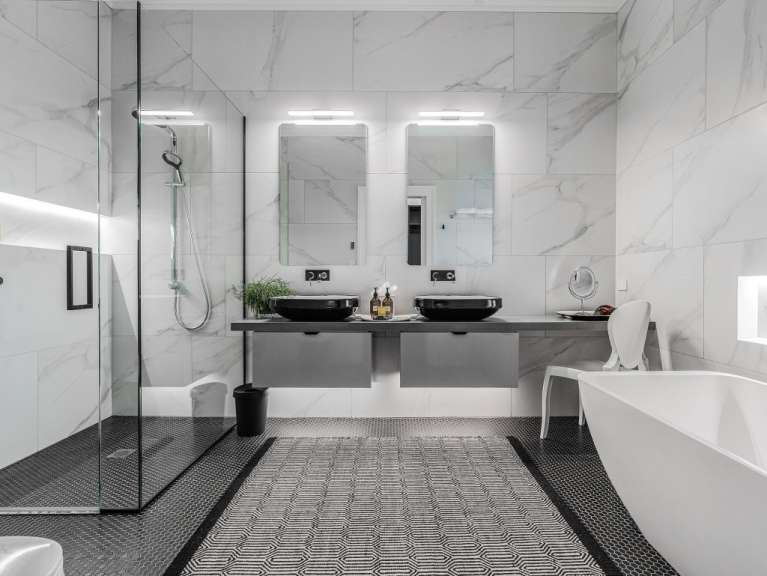 Ein Badezimmer mit zwei Waschbecken und einer Badewanne