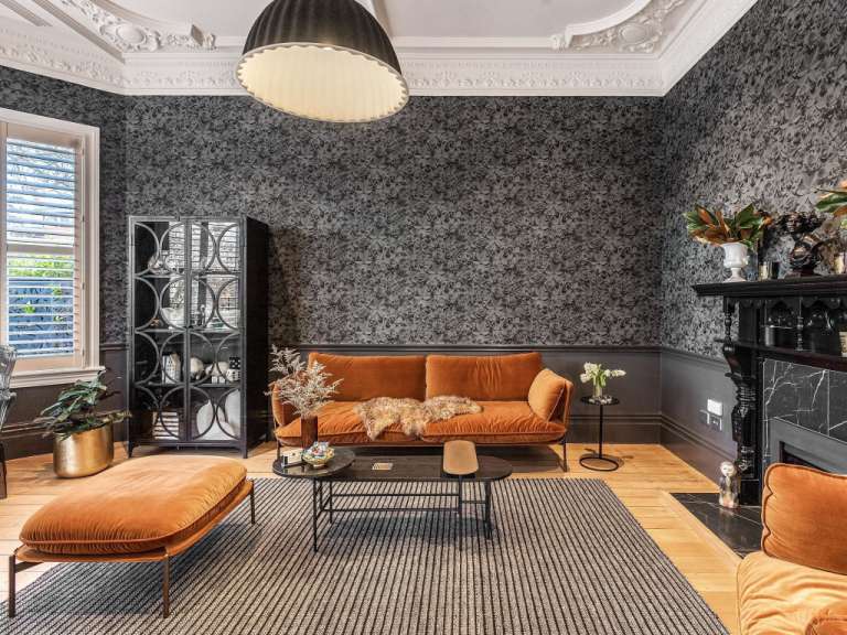 Ein Wohnzimmer mit einer Couch und einem Tisch