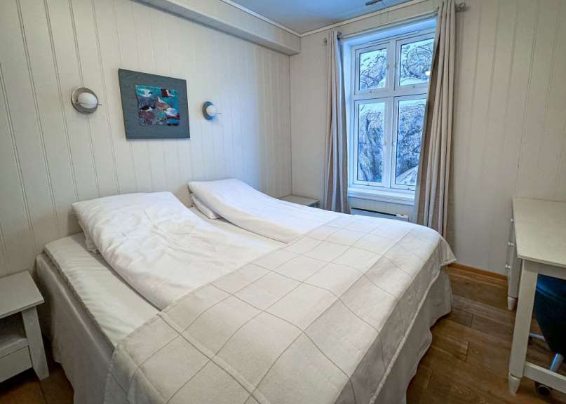 Ein Schlafzimmer mit einem Bett und einem Fenster