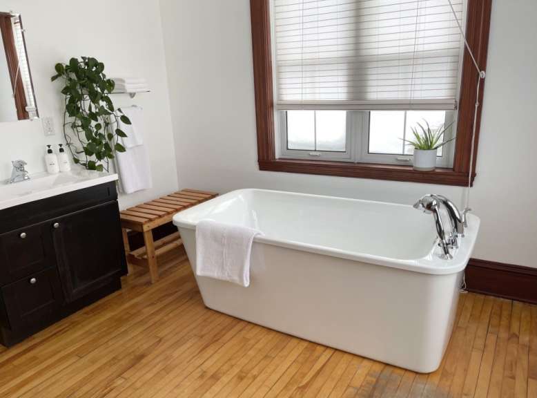 Ein Badezimmer mit einer Badewanne und einem Waschbecken