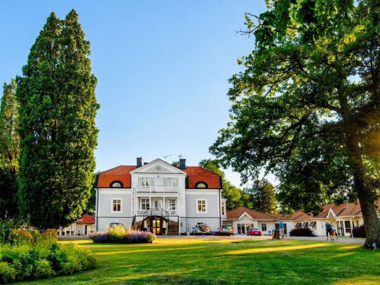 Ein großes weißes Haus mit einem roten Dach