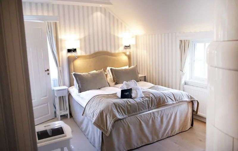 Ein Hotelzimmer mit einem Bett und einem Nachttisch