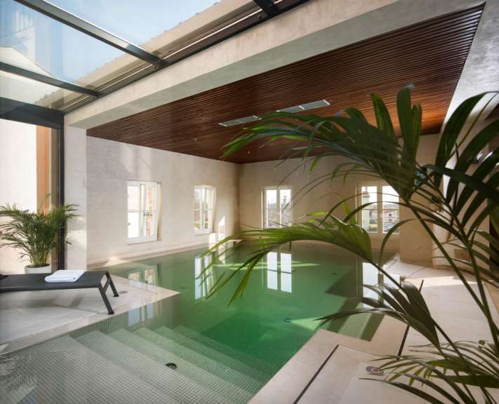 Ein großer Swimmingpool in einem Gebäude mit vielen Fenstern