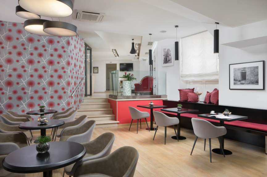Ein Restaurant mit vielen Tischen und Stühlen