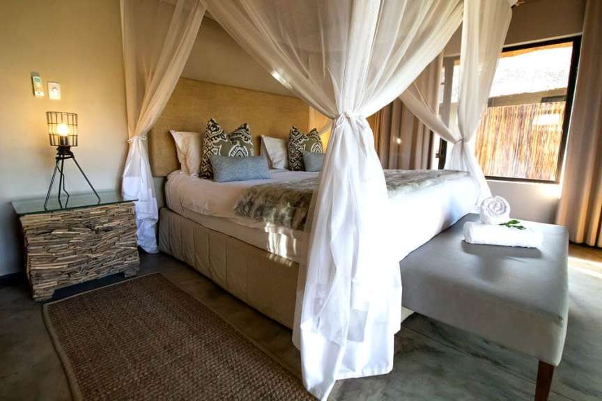 Ein Schlafzimmer mit Himmelbett und Nachttisch