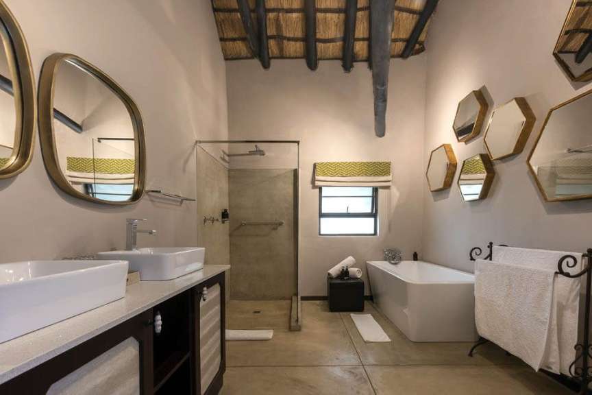Ein Badezimmer mit zwei Waschbecken und einer Badewanne