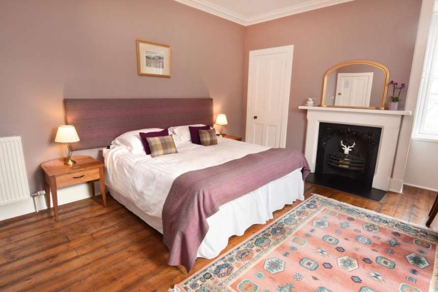 Ein Schlafzimmer mit einem Bett und einem Kamin