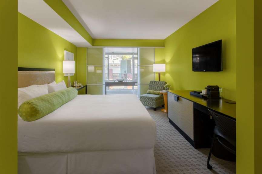 Ein Hotelzimmer mit einem Bett und einem Fernseher