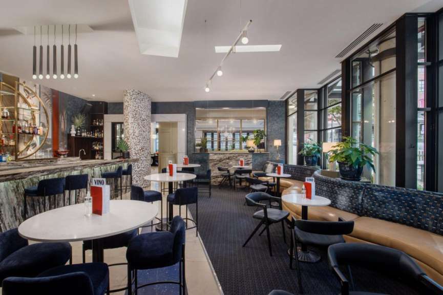 Ein Restaurant mit vielen Tischen und Stühlen und einer Bar
