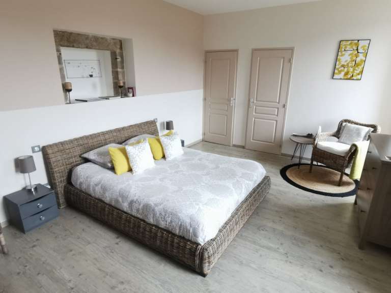 Ein Schlafzimmer mit einem Bett und einem Stuhl