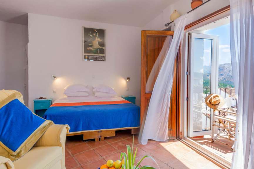 Ein Schlafzimmer mit einem Bett und einem Bild an der Wand