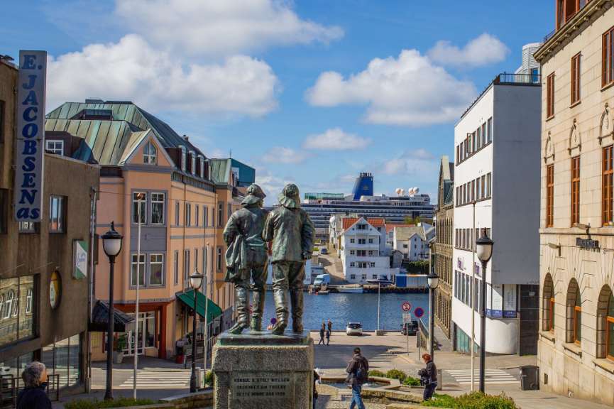 Eine Statue steht vor einem Gebäude mit einem jacobsen-Logo darauf