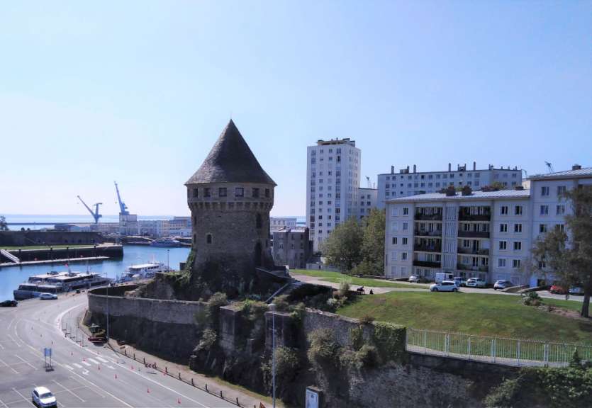 Imposanter Turm aus dem 14. Jahrhundert