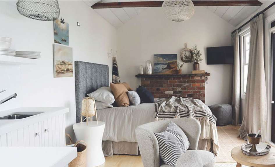Ein kleines Schlafzimmer mit einem Bett und einem Stuhl