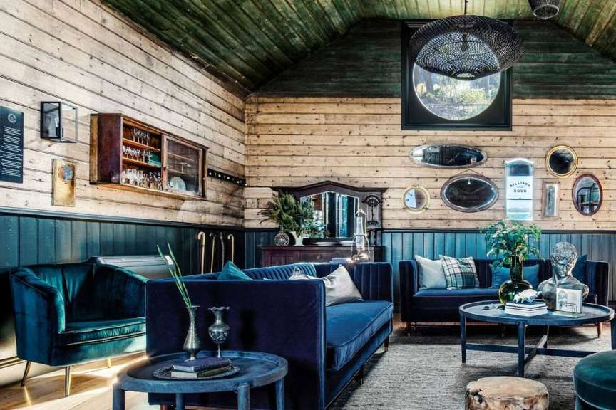 Ein Wohnzimmer mit einer Couch und einem Tisch