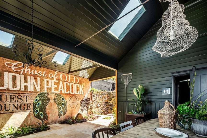 Ein Raum mit einem Schild an der Wand , das sagt ghost of old john peacock