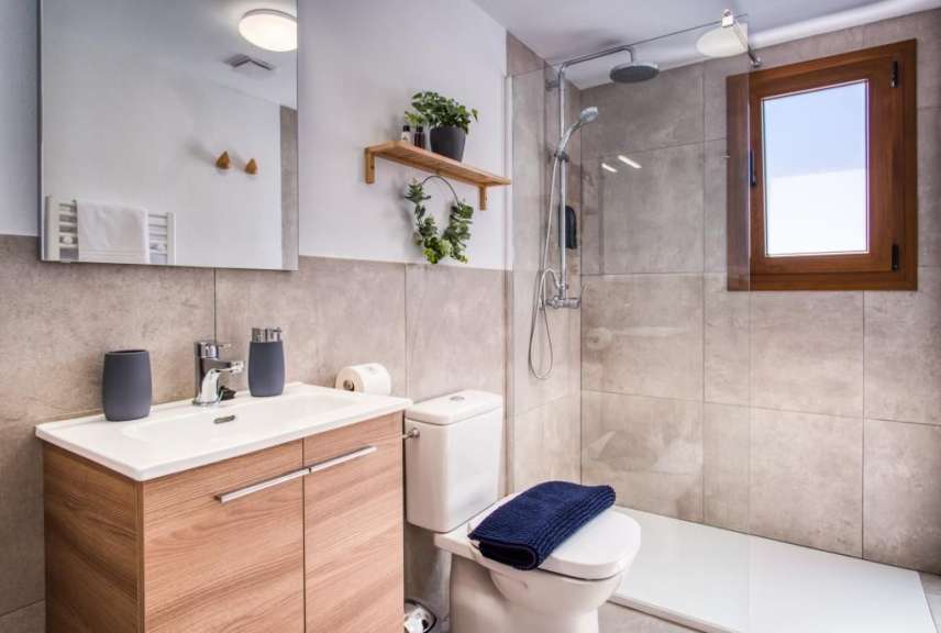 Ein Badezimmer mit Waschbecken, WC und Dusche