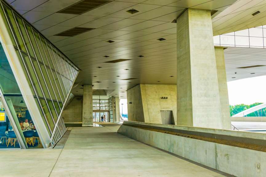 Ein moderner Betonbau mit großen Glasflächen und einem schrägen Dach.
