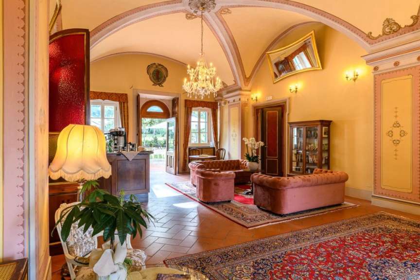 Ein Wohnzimmer mit vielen Möbeln und einem Kronleuchter