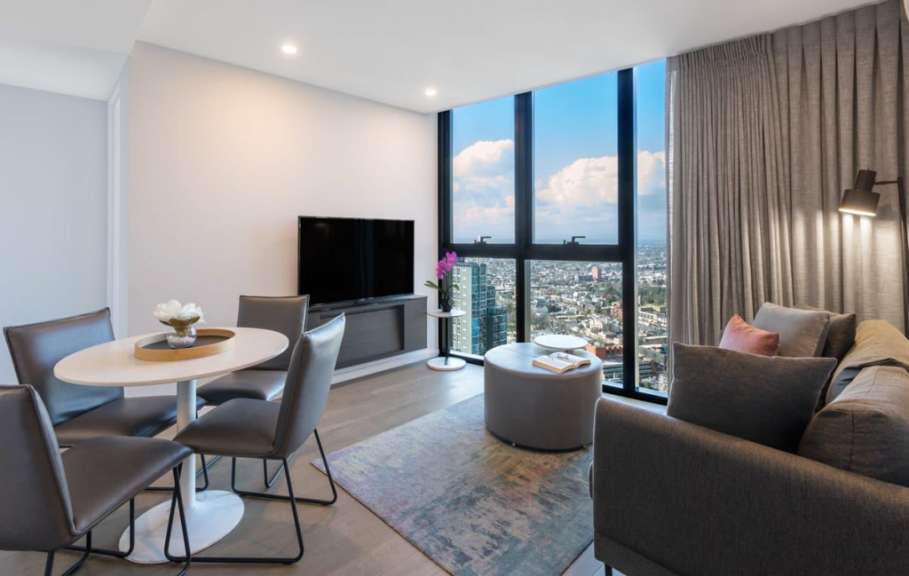 Ein Wohnzimmer mit einem Fernseher und einem Tisch