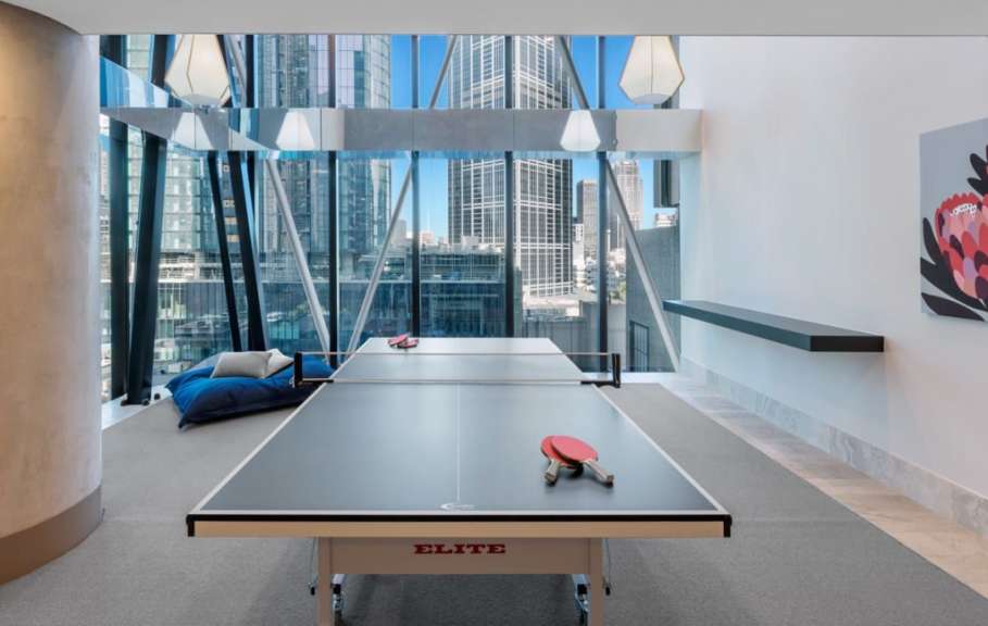 Ein ping-pong-tisch mit der schrift elite darauf