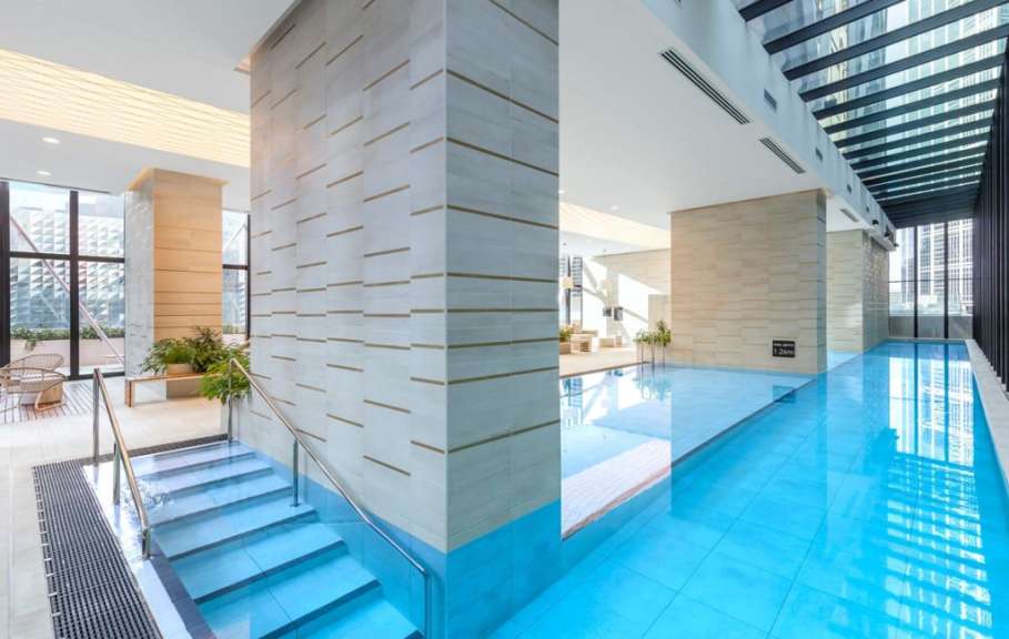 Eine Treppe führt zu einem großen Schwimmbad