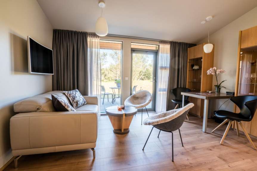 Ein Wohnzimmer mit einem Couchtisch und einem Fernseher