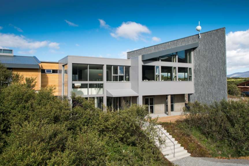 Ein großes Gebäude mit vielen Fenstern und Treppen