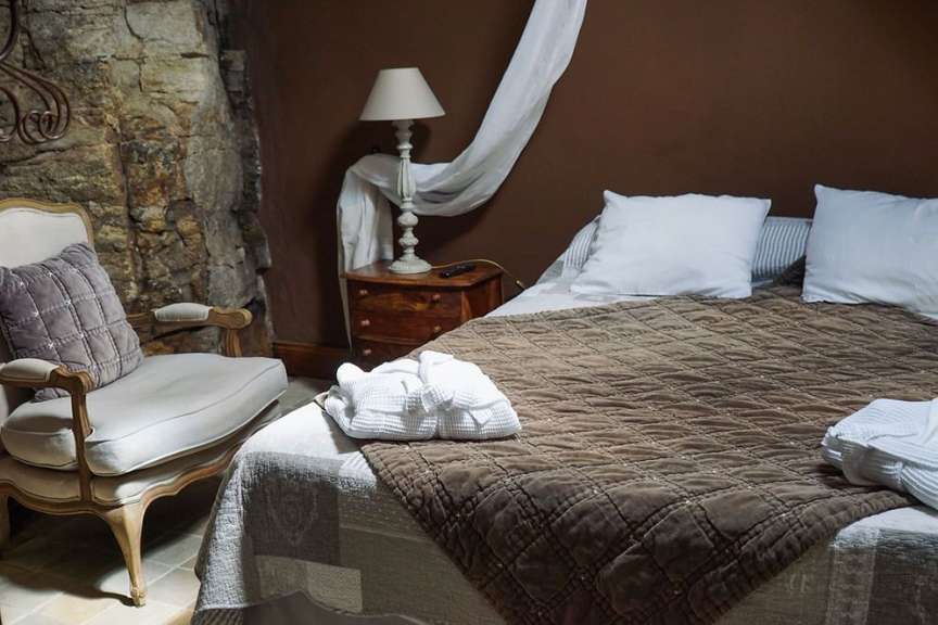 Ein Schlafzimmer mit einem Bett und einem Stuhl